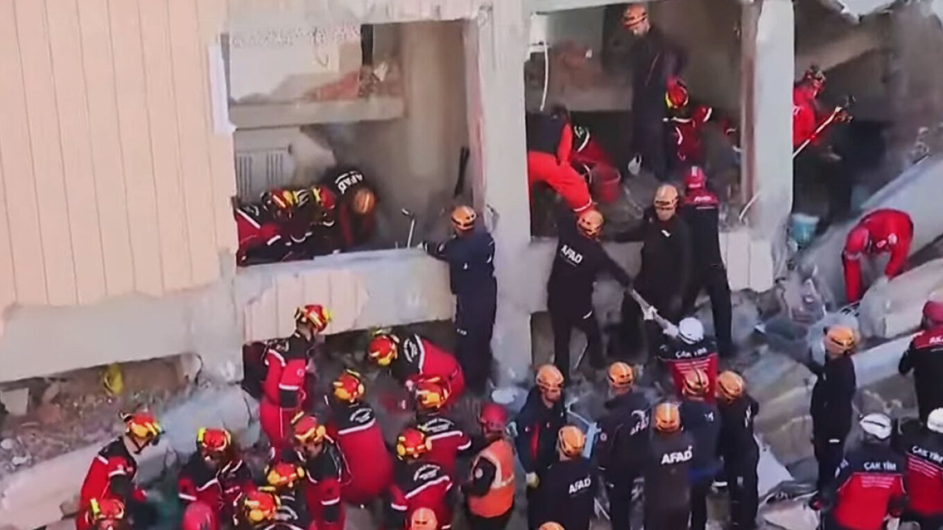 Τουρκία: Αγνοείται πενταμελής οικογένεια μετά την κατάρρευση 7ώροφου κτιρίου Τουρκία: Αγνοείται πενταμελής οικογένεια μετά την κατάρρευση 7ώροφου κτιρίου