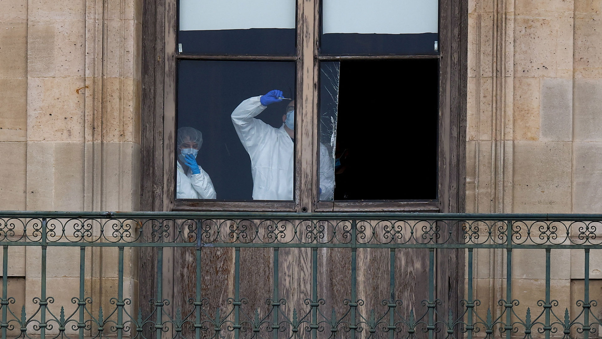 Πέντε νέοι ύποπτοι συνελήφθησαν για τη ληστεία στο Λούβρο – Άφαντα τα κλοπιμαί