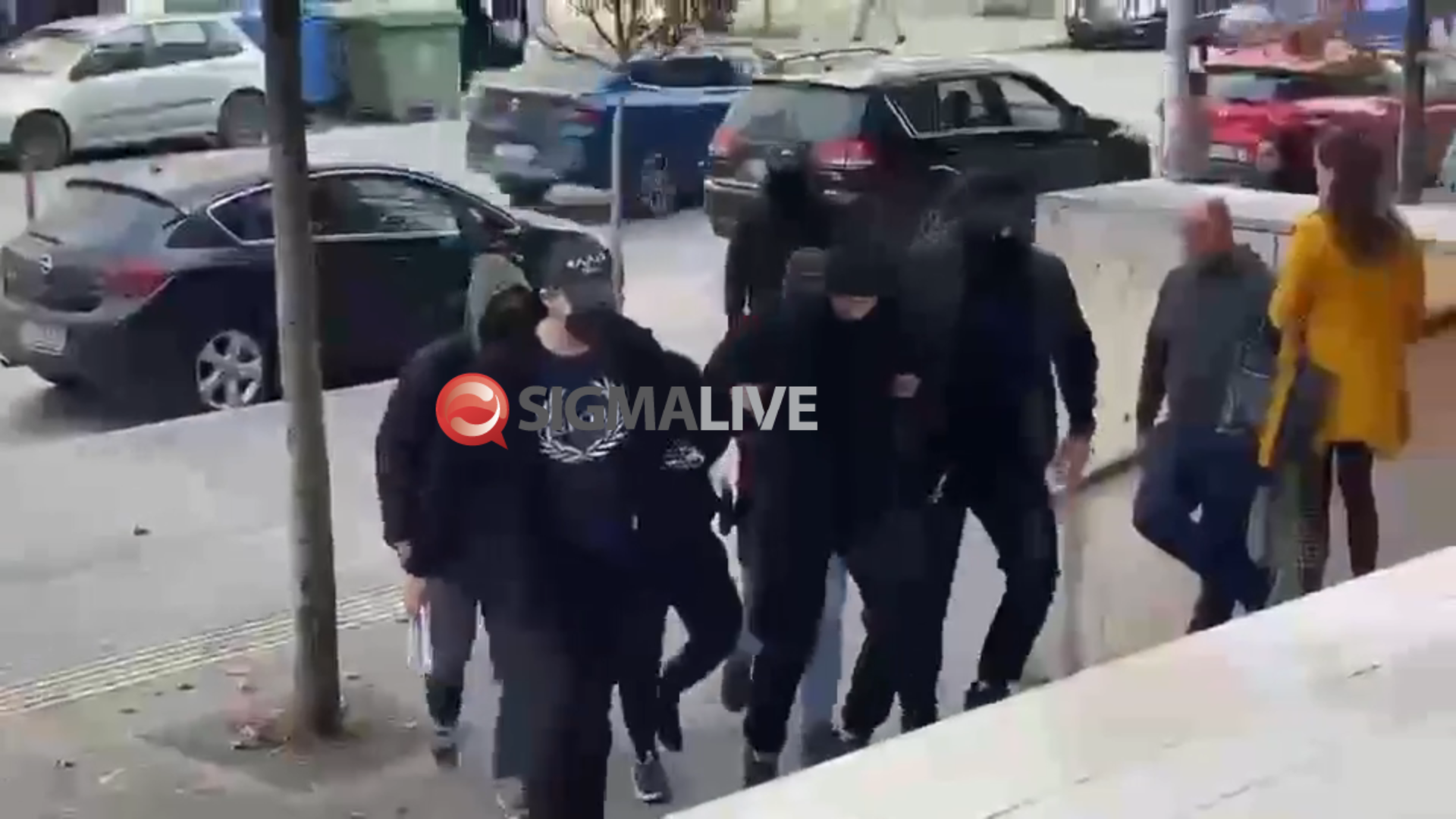 Φόνος Δημοσθένους: Η στιγμή της μεταφοράς των δύο συλληφθέντων στην Εισαγγελία Φόνος Δημοσθένους: Η στιγμή της μεταφοράς των δύο συλληφθέντων στην Εισαγγελία