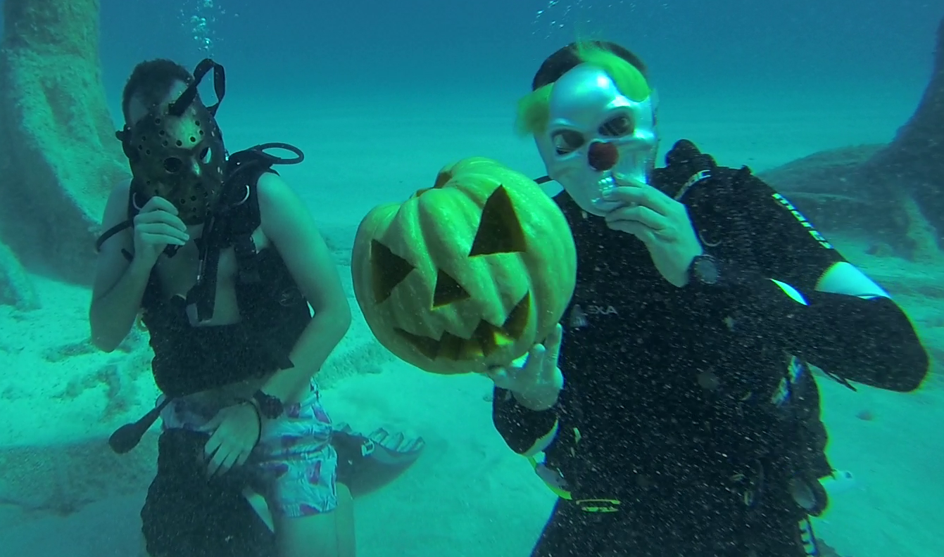 Trick or Treat στον βυθό: Δύτες γιόρτασαν υποβρύχια το Halloween στην Αγ. Νάπα