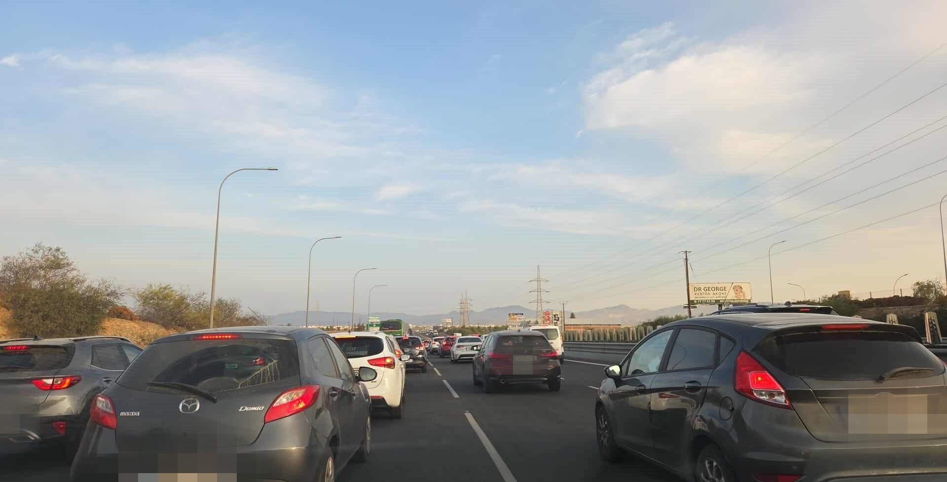 Κυκλοφοριακό χάος στον αυτο/δρομο Λ/σου-Λ/σιας λόγω 2 τροχαίων-Κλειστή λωρίδα