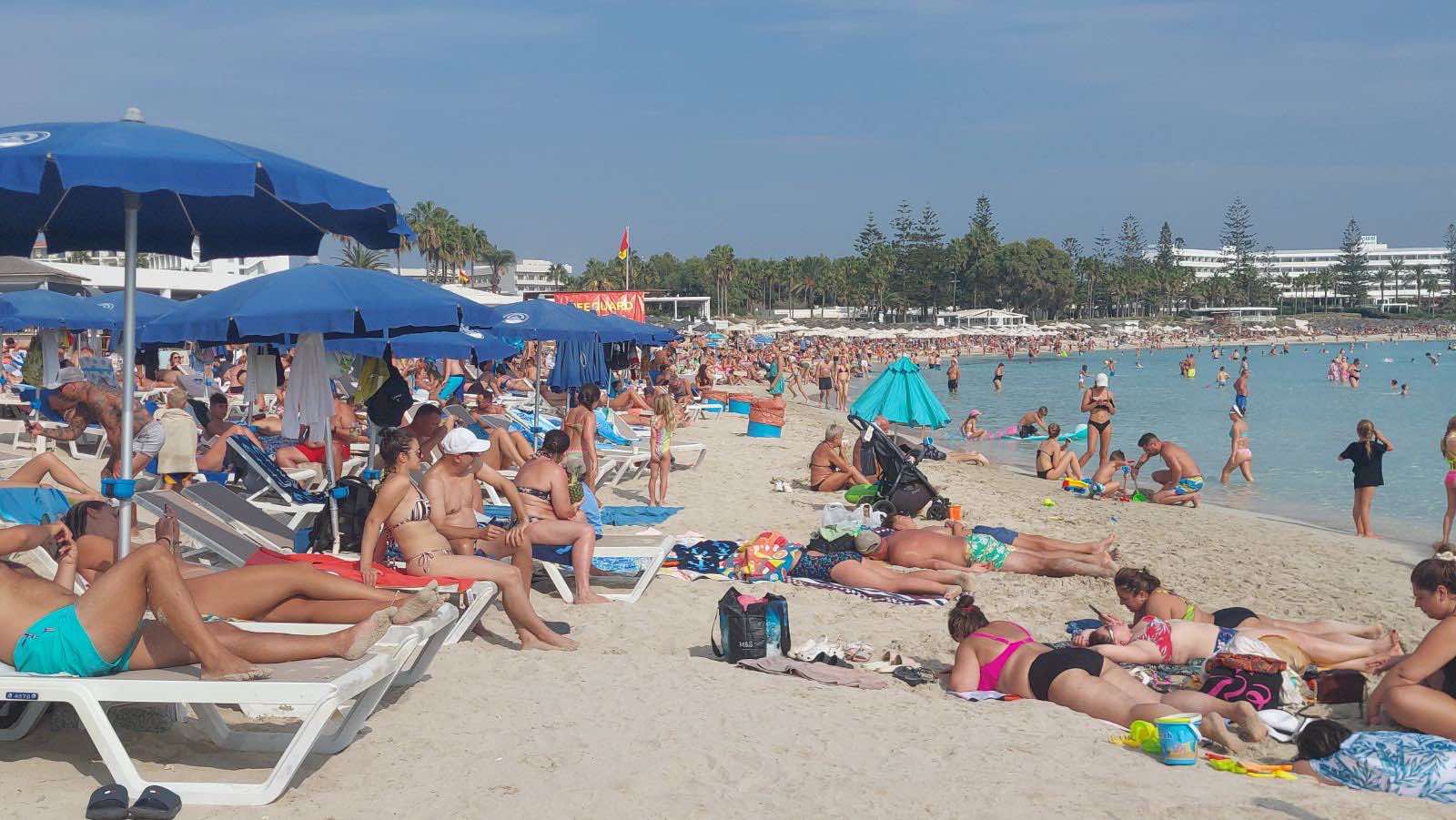 ΦΩΤΟ: Κατάμεστο από κόσμο το Nissi Beach μήνα Νοέμβριο