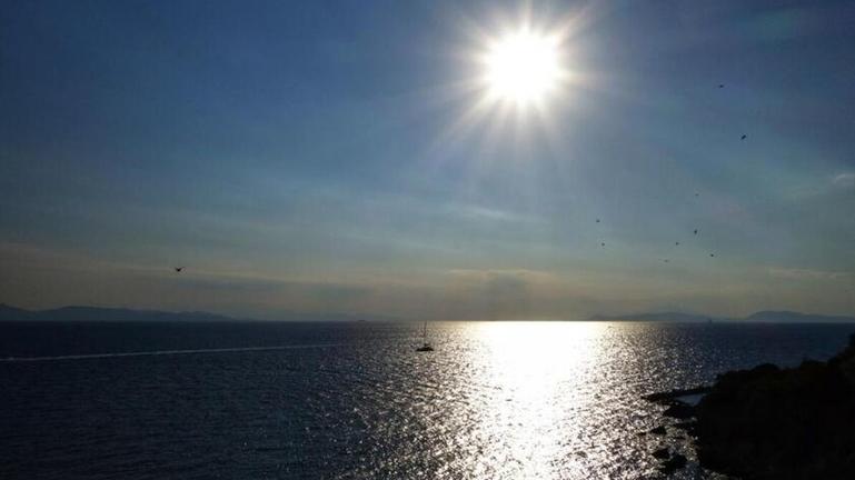 Αίθριος και ζεστός καιρός με αραιή σκόνη – Πότε αναμένονται βροχές