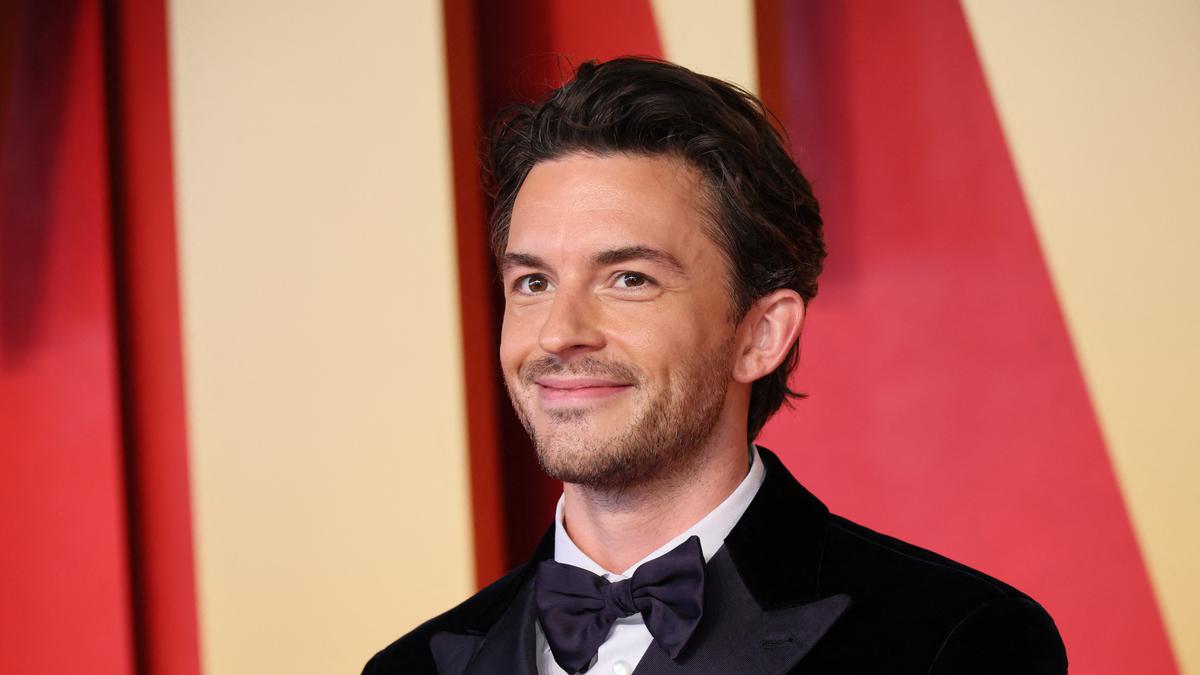 People: O Τζόναθαν Μπέιλι ο πιο σέξι άνδρας για το 2025