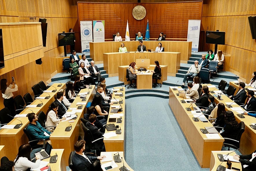 Σφοδρή επίθεση ΑΚΕΛ κατά Χαρτσιώτη στη Βουλή: «Έπρεπε να πάτε σπίτι σας» (vid)