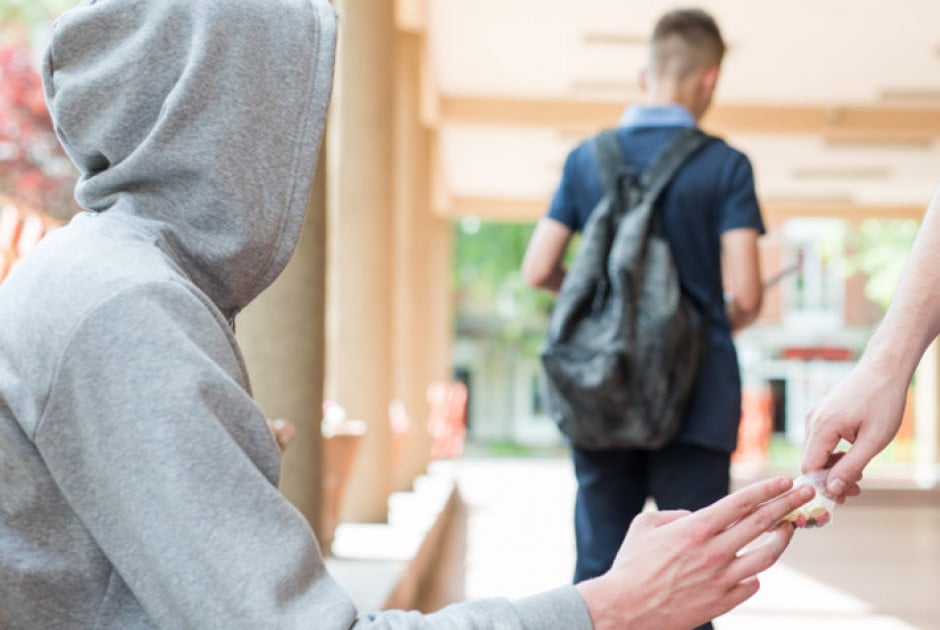 Μυλωνάς: Τα ναρκωτικά μπήκαν στα δημοτικά- Διευθυντές φοβούνται τα κυκλώματα