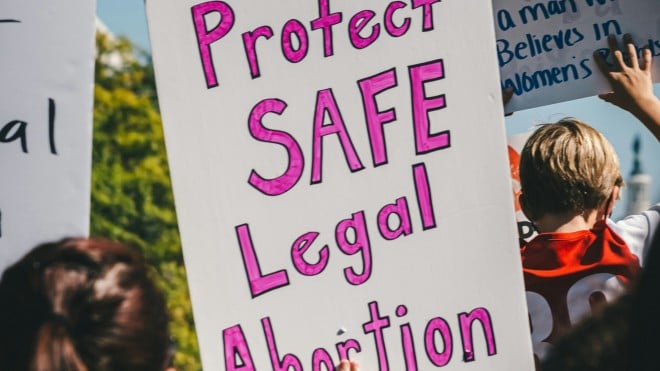 Διεθνής Αμνηστία: Το δικαίωμα στην άμβλωση απειλείται στην Ευρώπη