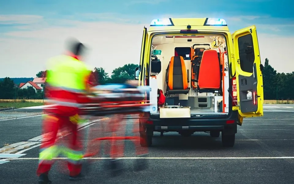 «Δύο κακώσεις στο κεφάλι της ηλικιωμένης» κατά τη μεταφορά σε ασθενοφόρο