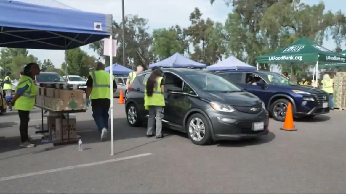 ΗΠΑ-Shutdown: Ουρές χιλιομέτρων στην Καλιφόρνια για δωρεάν τρόφιμα (ΒΙΝΤΕΟ)