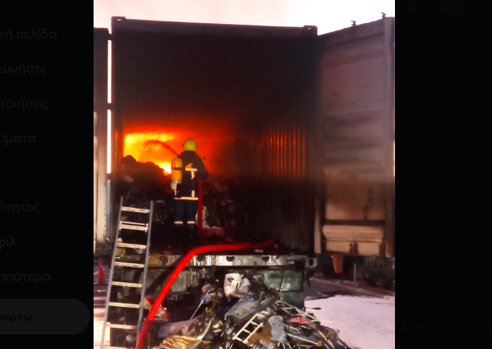 ΦΩΤΟ: Πυρκαγιά σε εμπορευματοκιβώτιο σε πολυκατάστημα στα Λιβάδια