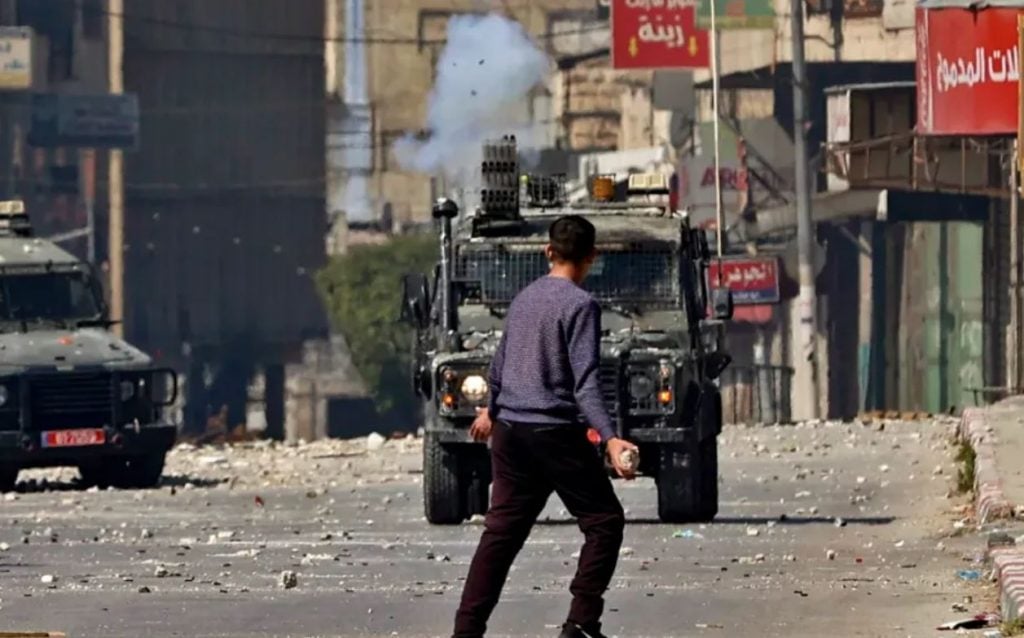 Δυτική Όχθη: Ισραηλινοί έποικοι επιτέθηκαν σε Παλαιστίνιους και δημοσιογράφους