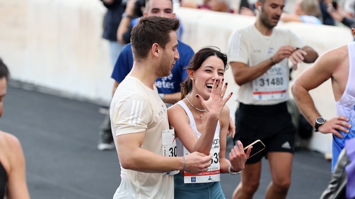 Μαραθώνιος Αθήνας: Δρομέας έκανε πρόταση γάμου στον τερματισμό των 10χλμ(vid)