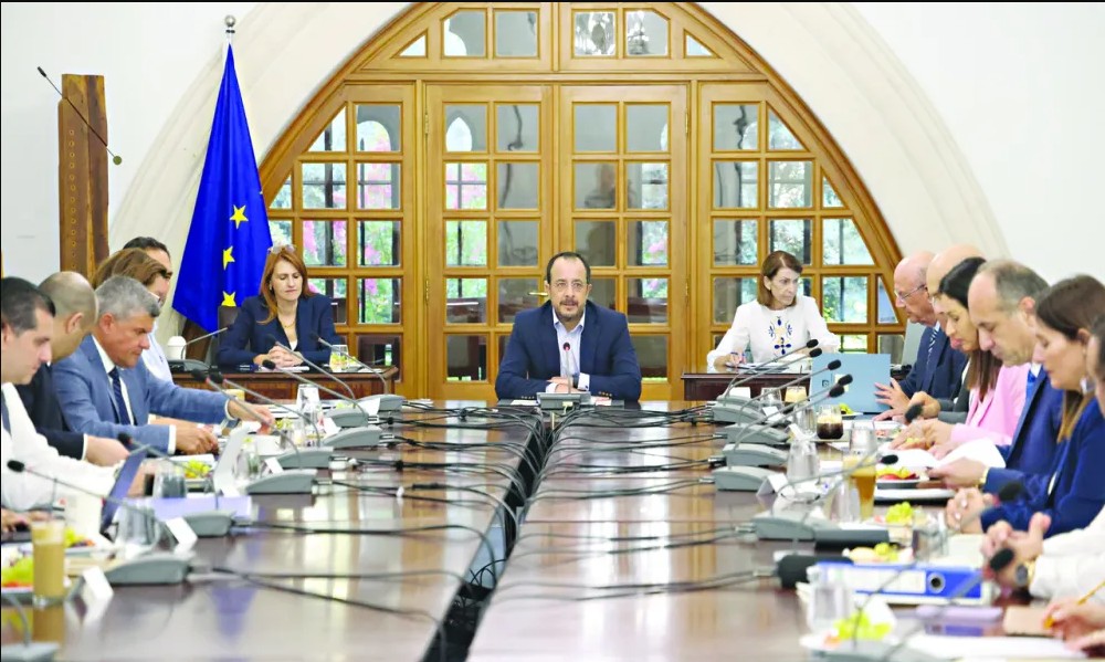 Στο τραπέζι ξανά ο ανασχηματισμός - Οι πιέσεις και τα διλήμματα του ΠτΔ (VID)