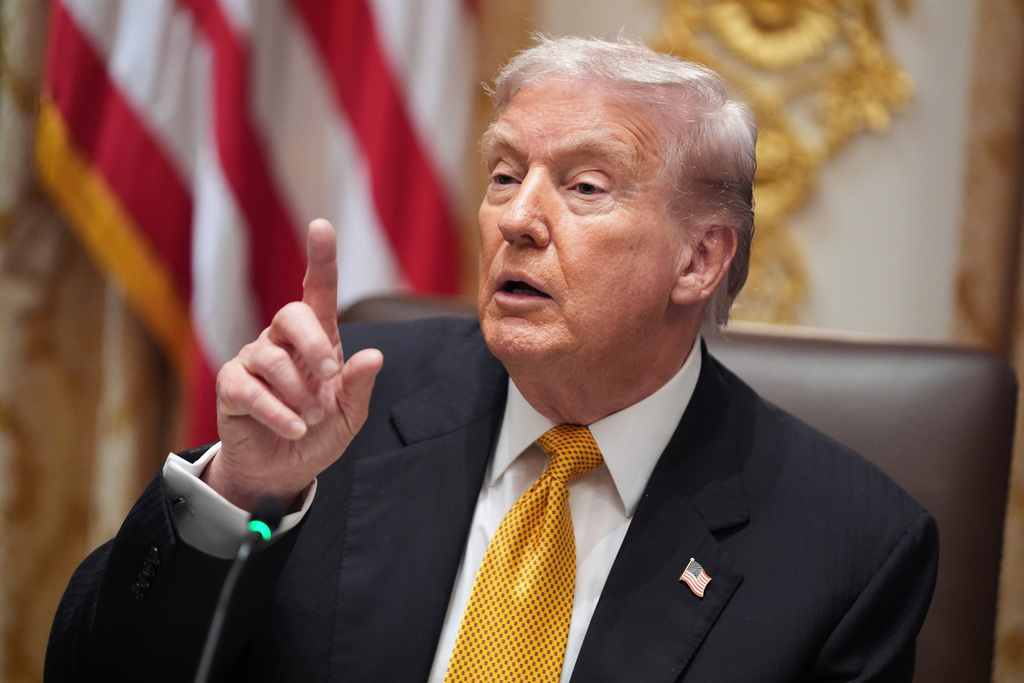 O Τραμπ δίνει χάρη σε 77 εμπλεκόμενους στην αμφισβήτηση των εκλογών 2020