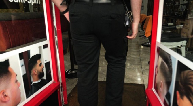 HB: Έφοδος σε τουρκικό κουρείο αποκαλύπτει συνθήκες εργασιακής σκλαβιάς (VID)