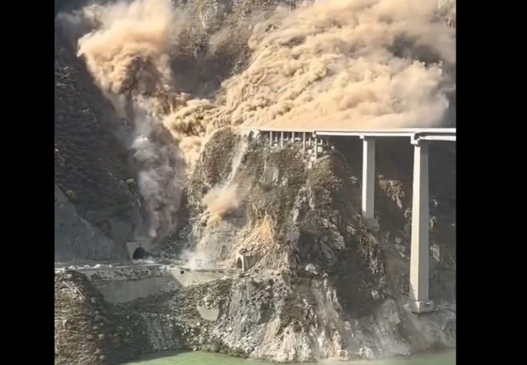 ΒΙΝΤΕΟ: Πρόσφατα εγκαινιασμένη γέφυρα κατέρρευσε στην Κίνα