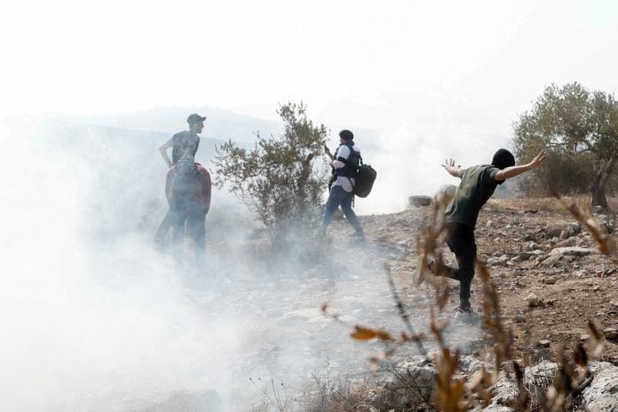 Δυτική Όχθη: Ισραηλινοί τραυμάτισαν 4 Παλαιστίνιους και πυρπόλησαν περιουσίες