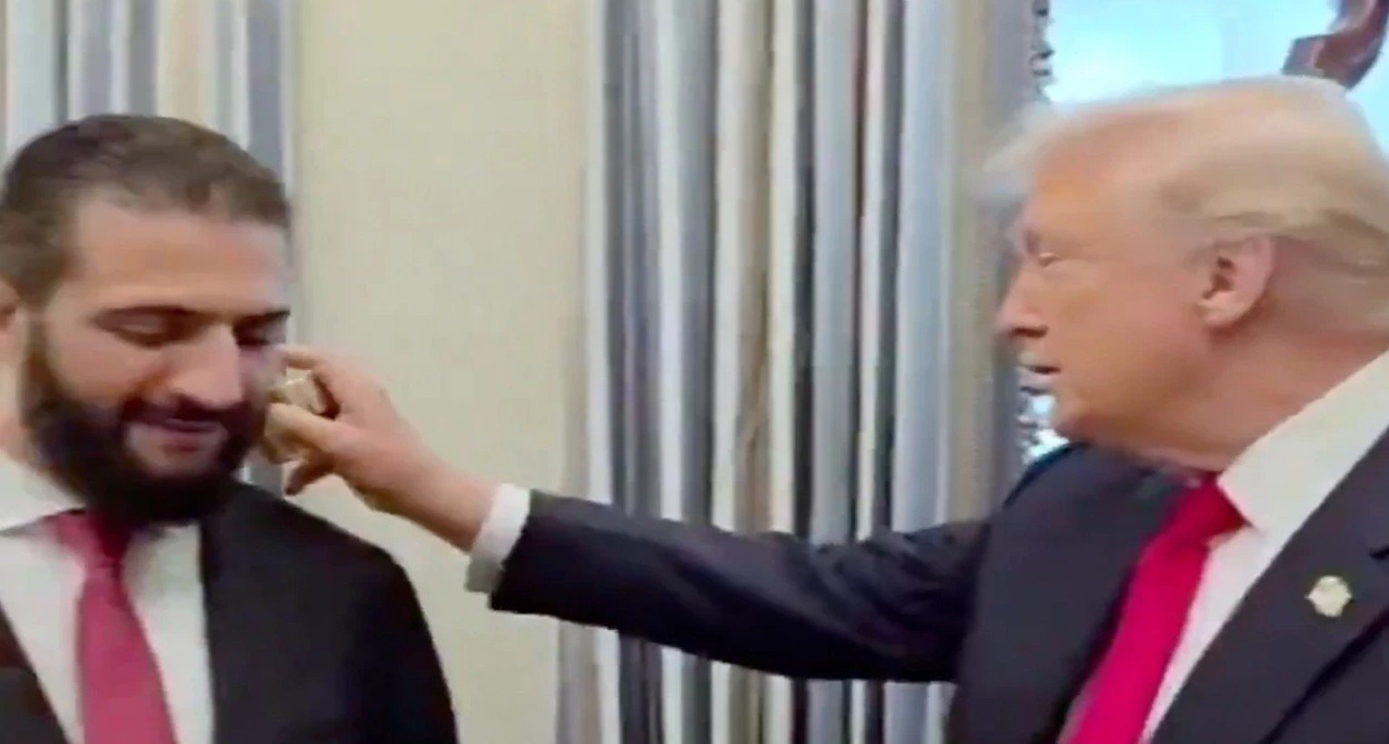 Ο Τραμπ «ψέκασε» τον Τζολάνι με κολόνια – «Πόσες γυναίκες έχεις;» (ΒΙΝΤΕΟ)
