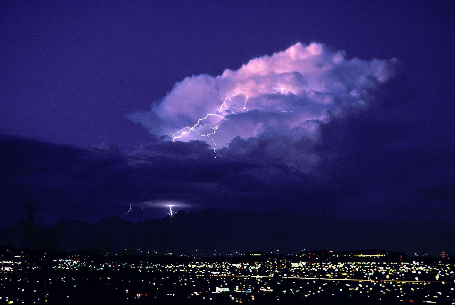 Σε ισχύ κίτρινη προειδοποίηση για ισχυρές καταιγίδες στην Κύπρο