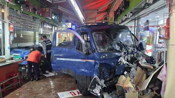 Φορτηγό έπεσε πάνω σε αγορά στη Νότια Κορέα, 20 τραυματίες