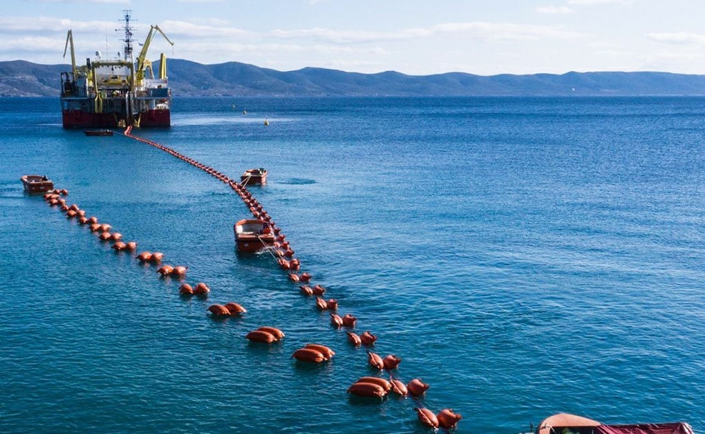 Η ΕΕ επαναβεβαιώνει τη σθεναρή στήριξη της στο έργο Great Sea Interconnector