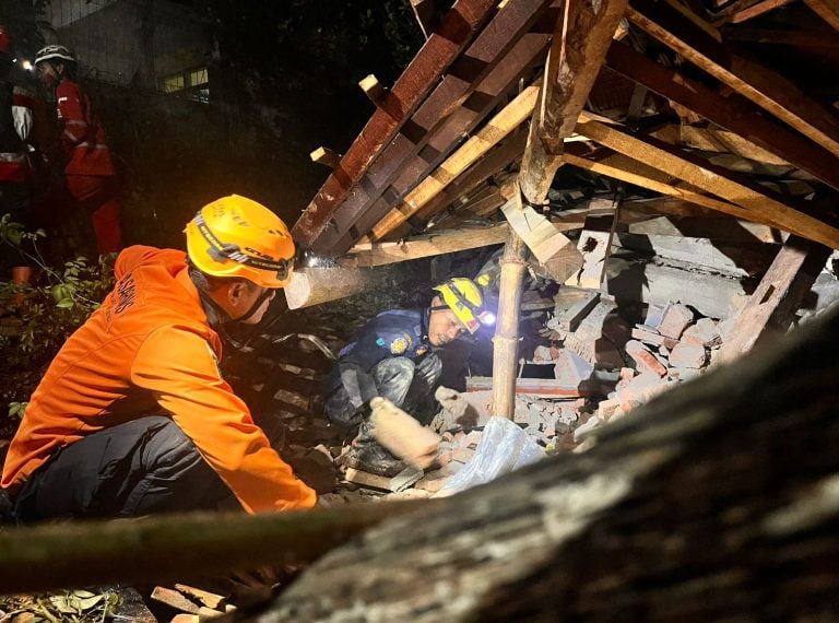 Ινδονησία: Δυο νεκροί και τουλάχιστον 21 αγνοούμενοι εξαιτίας κατολίσθησης