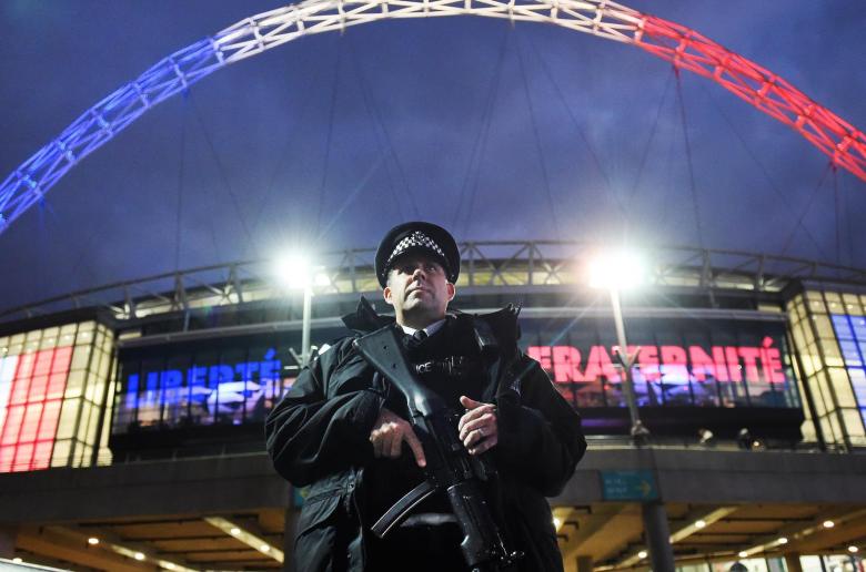 Συναγερμός στο Παρίσι: Aκινητοποιήθηκε άντρας που απειλούσε με μαχαίρι