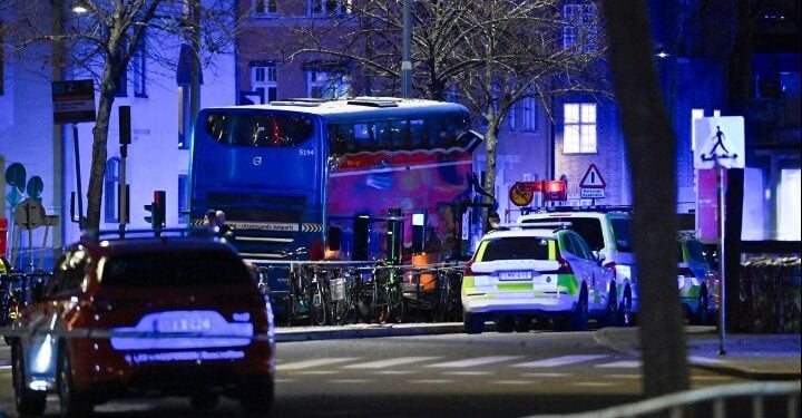 Λεωφορείο έπεσε σε στάση στη Στοκχόλμη-Τρεις νεκροί και τρεις τραυματίες (VID)