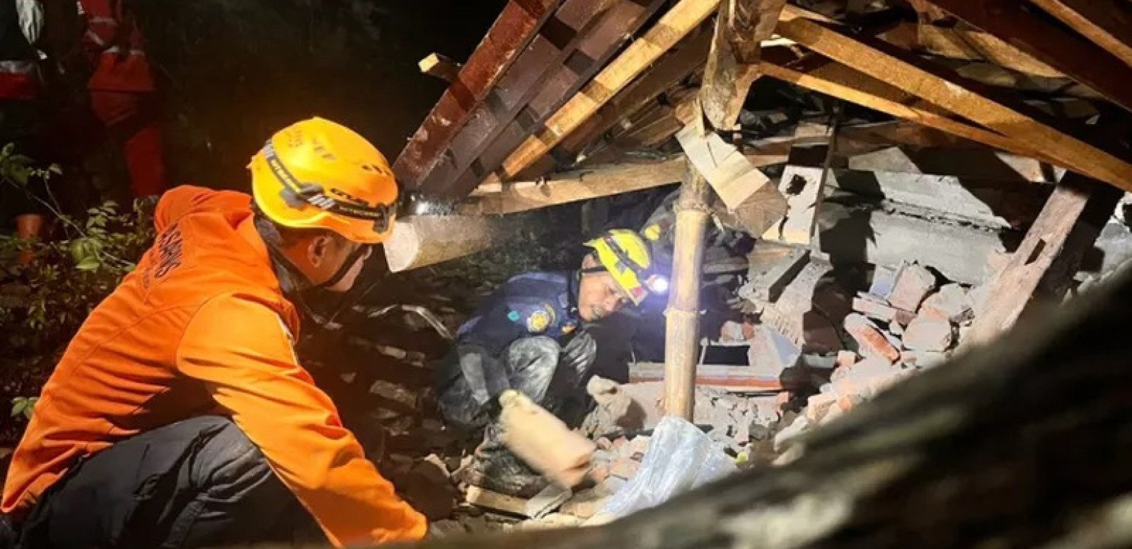 Ινδονησία: Έξι νεκροί και 17 αγνοούμενοι από κατολίσθηση (vid.)