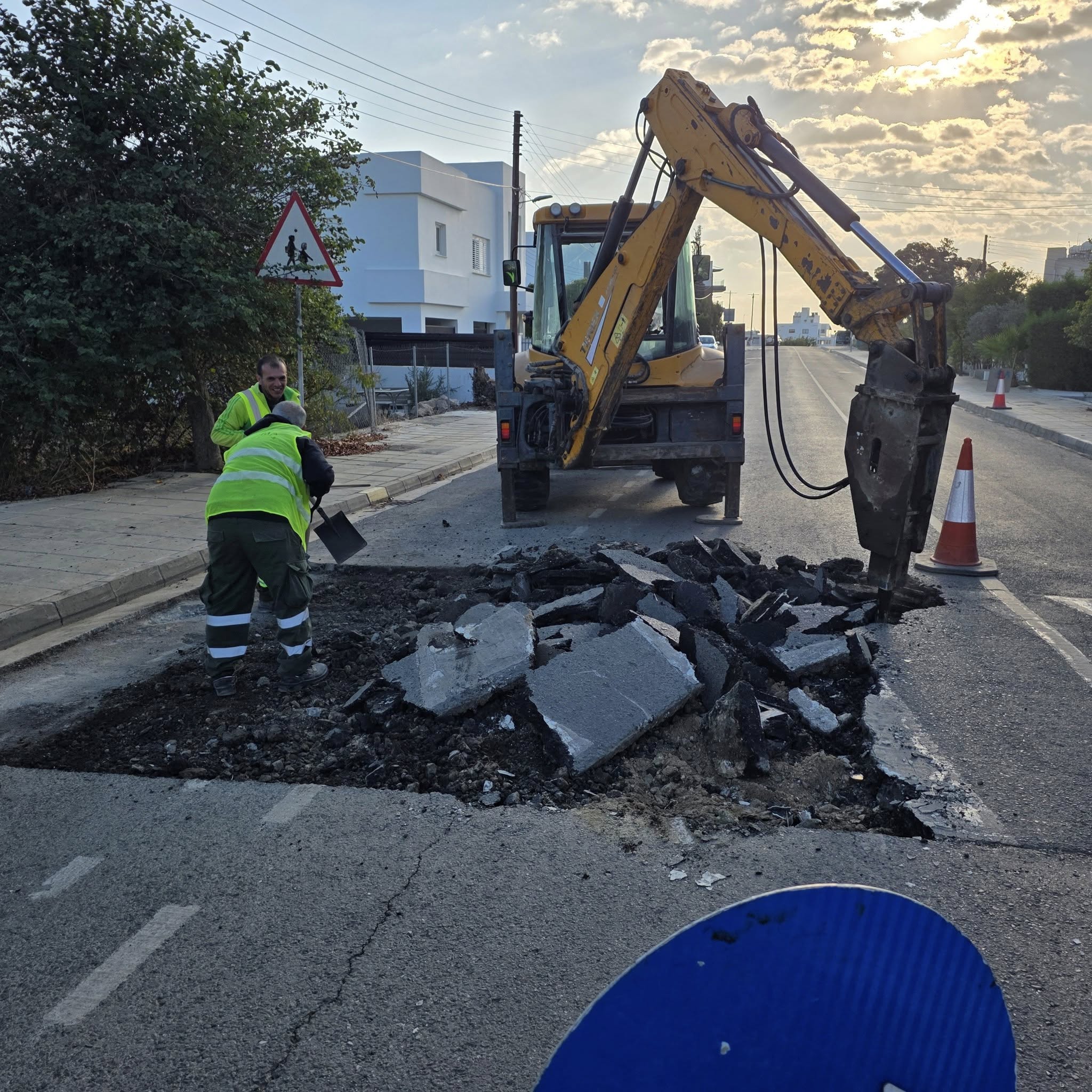 Άρχισε το ξήλωμα των κυρτωμάτων στον Στρόβολο (pics)