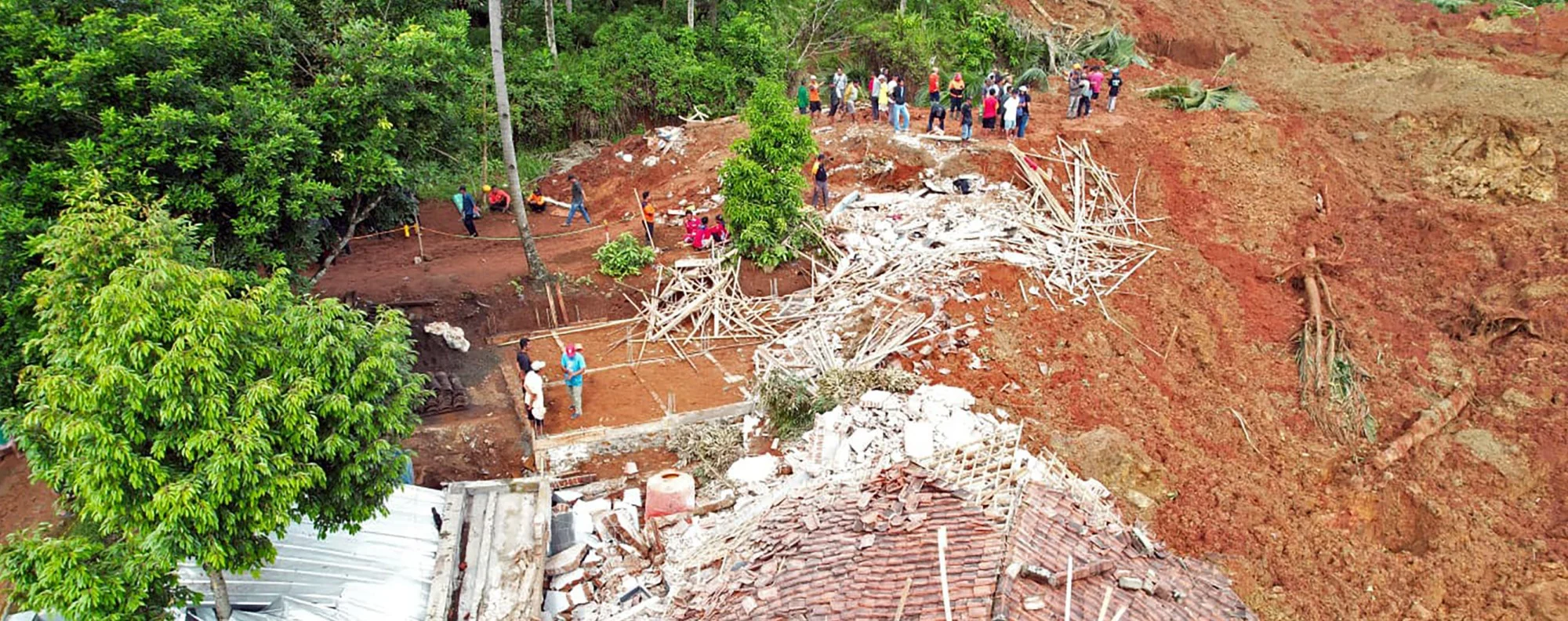 Ινδονησία: 11 νεκροί ο νεότερος απολογισμός από την κατολίσθηση