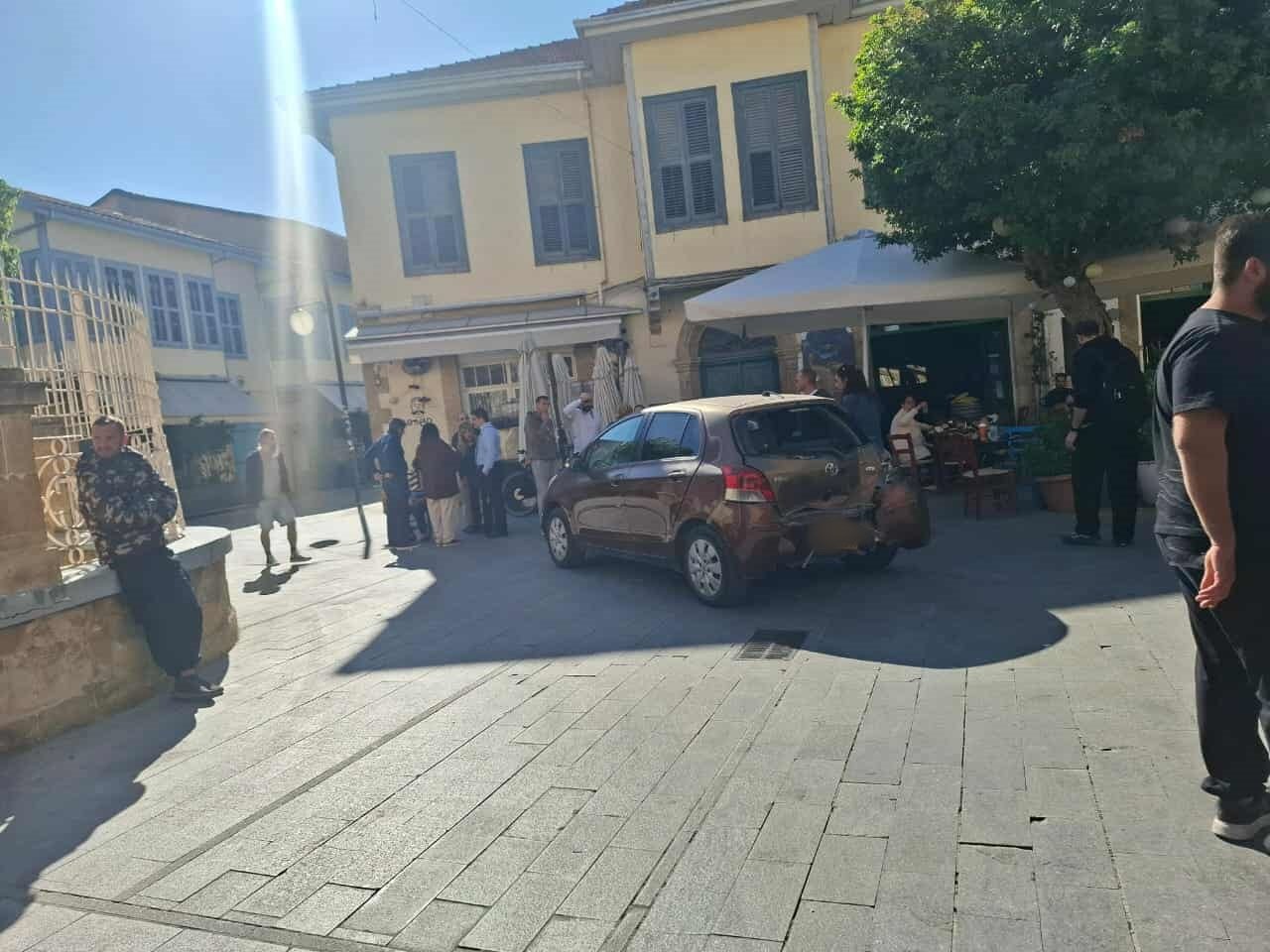 Παρολίγον τραγωδία στη Φανερωμένη - Χτύπησε με όπισθεν σε καφετέρια (ΦΩΤΟ)