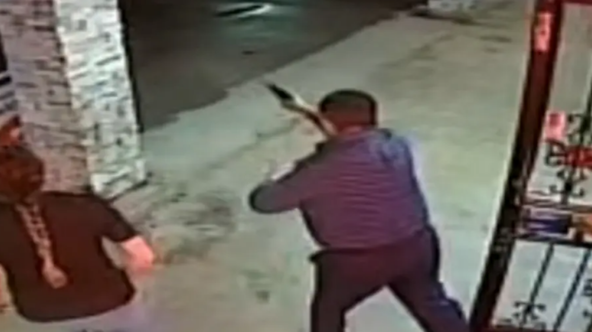 Καλιφόρνια: Ο ιδιοκτήτης πυροβολεί τους ληστές του κοσμηματοπωλείου του (βιν.)