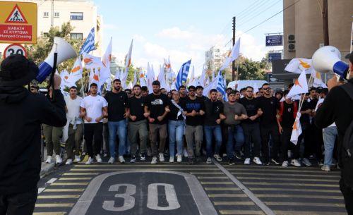 Μηνύματα για Κύπρο, Παλαιστίνη στην πορεία ΠΣΕΜ για Πολυτεχνείο