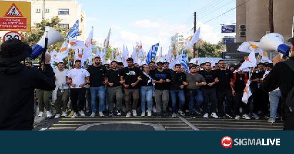 Μηνύματα για Κύπρο, Παλαιστίνη στην πορεία ΠΣΕΜ για Πολυτεχνείο - Sigmalive