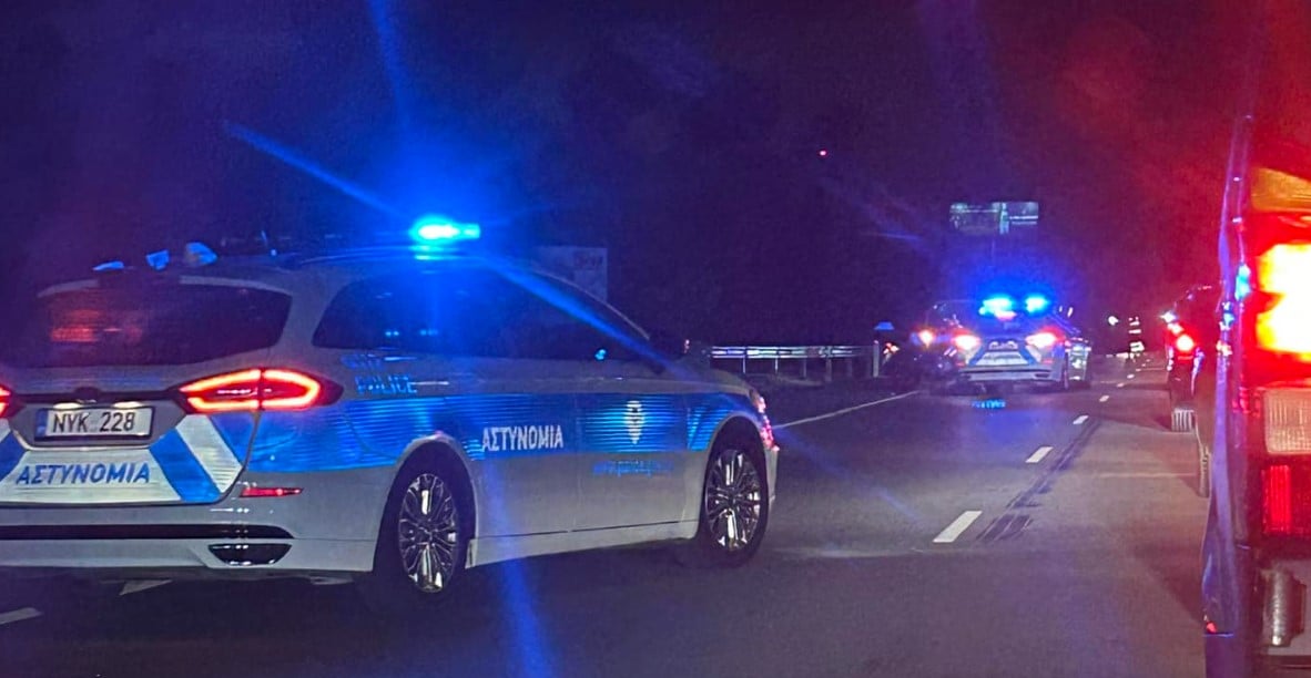 Ανατράπηκε όχημα μετά από σύγκρουση στον αυτο/δρομο - Στο νοσοκομείο δύο άτομα