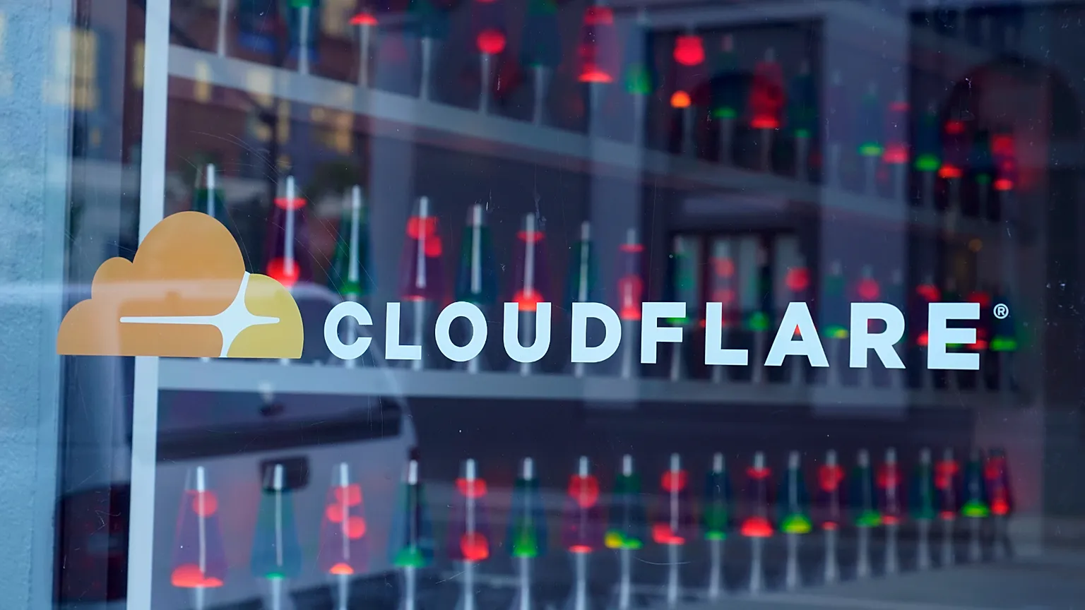 Cloudflare: Συγγνώμη για το παγκόσμιο χάος – Δεν πρόκειται για κυβερνοεπίθεση