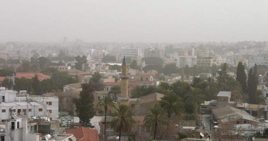 Σκόνη και ισχυροί άνεμοι στο μενού του καιρού