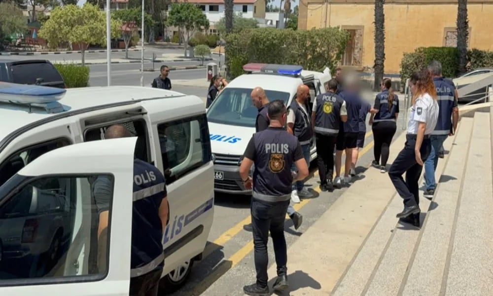 «Δίκη» Ε/κ στα κατεχόμενα: Τι ισχυρίζονται «αστυνομικοί» και μεταφράστρια