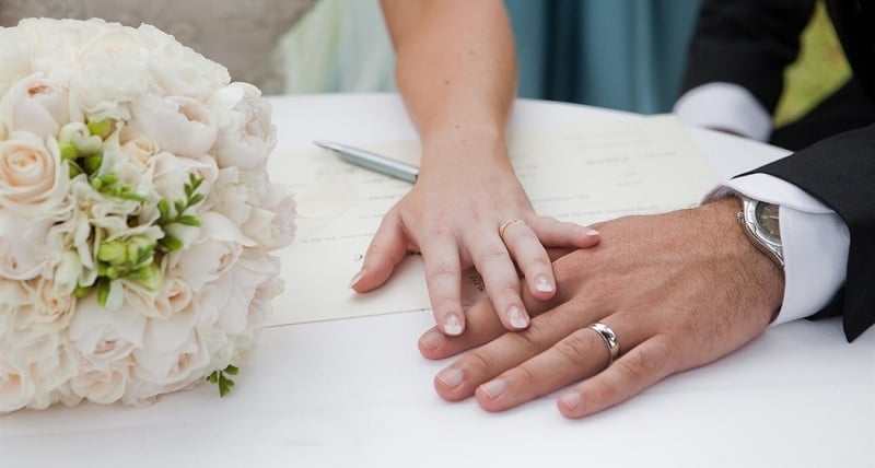 Πήγαν για στεφάνι στο Δημαρχείο Στροβόλου και τους πέρασαν χειροπέδες (ΒΙΝΤΕΟ)