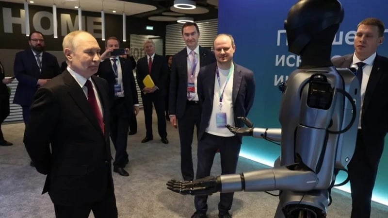 Ρομπότ τεχνητής νοημοσύνης χόρεψε για τον Πούτιν – Δείτε βίντεο