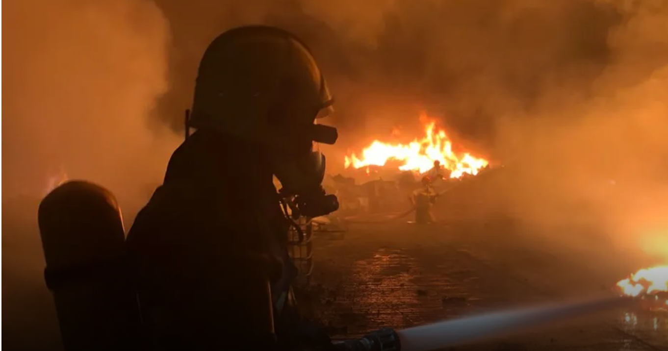 Μάχη με τις φλόγες για ακόμη ένα βράδυ στην Πάφο-Τρεις διαφορετικές εστίες