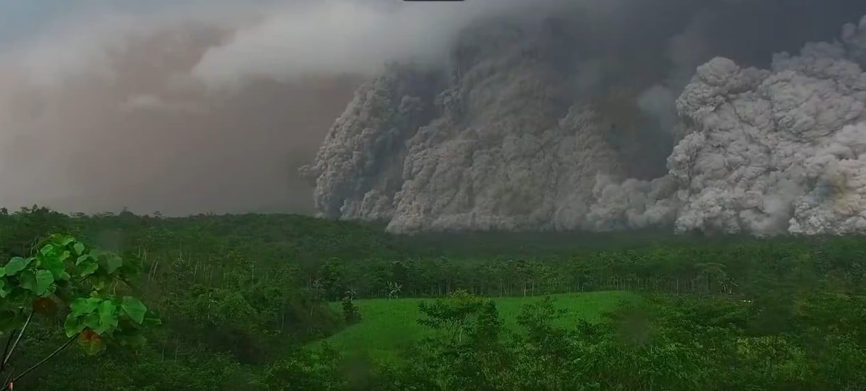 Κόκκινος συναγερμός στην Ινδονησία μετά την έκρηξη ηφαιστείου (ΒΙΝΤΕΟ)
