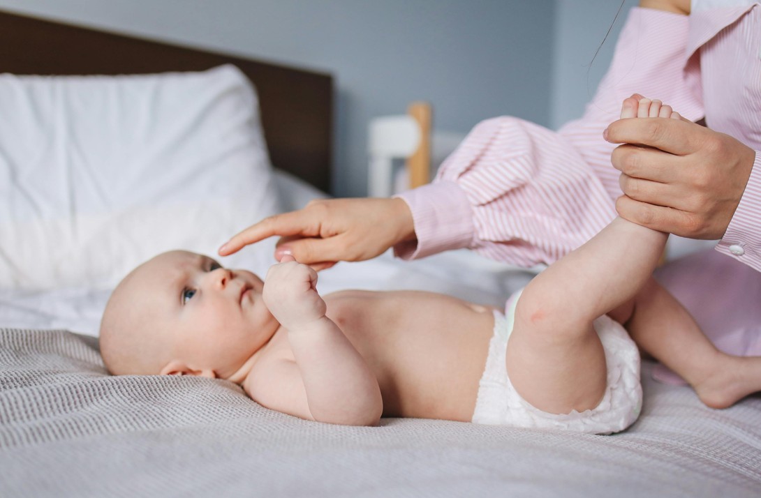 Νέα έρευνα προκαλεί θύελλα: «Ρωτήστε το μωρό πριν αλλάξετε την πάνα του»