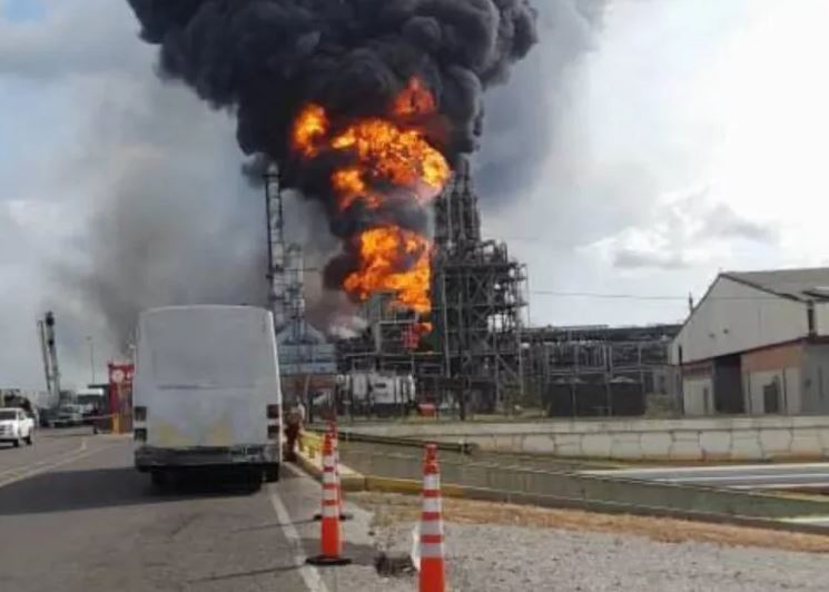 Τεράστια έκρηξη σε πετρελαϊκές εγκαταστάσεις στη Βενεζουέλα (vid)