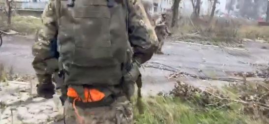 Βίντεο: Ρώσοι στρατιώτες περπατούν ανενόχλητοι στα ερείπια του Ποκρόφσκ