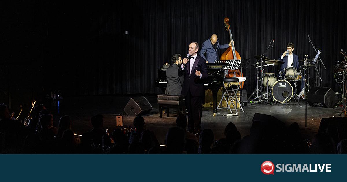 Ο Kevin Spacey παρουσίασε στην Κύπρο την πρεμιέρα του μουσικού σόου «Songs»