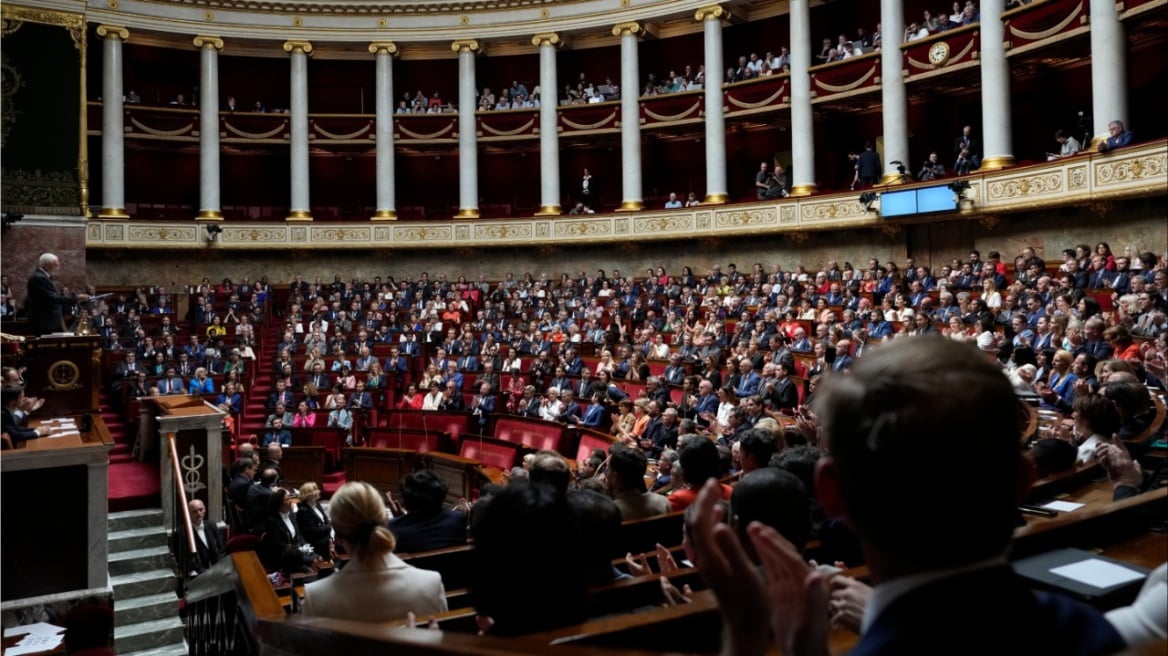 Η κάτω Βουλή στη Γαλλία απορρίπτει σχεδόν ομόφωνα το σχέδιο προϋπολογισμού του