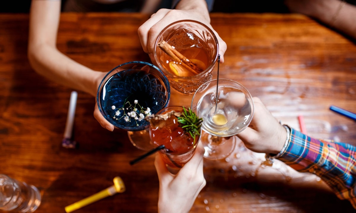 «Gen Z»: Πίνει λιγότερο αλκοόλ και γυμνάζεται περισσότερο