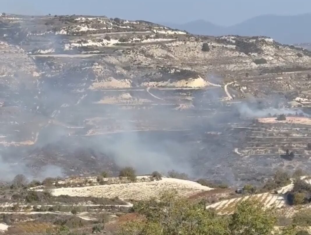 Πάφος: Δύο πυρκαγιές σε εξέλιξη – Εναέριες ρίψεις για κατάσβεση της φωτιάς
